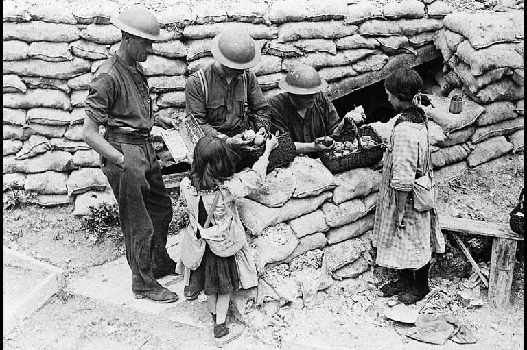 Photo archive noir et blanc - Soldat et enfants - Grande Guerre