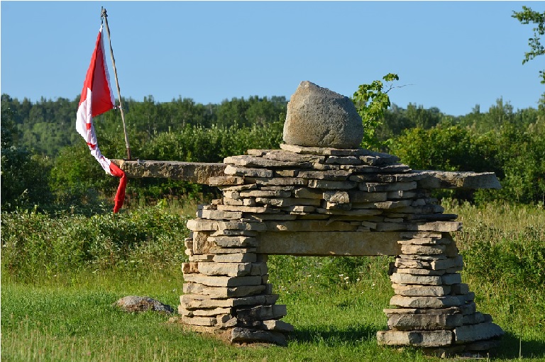 Inukshuk avec un drapeau canadien