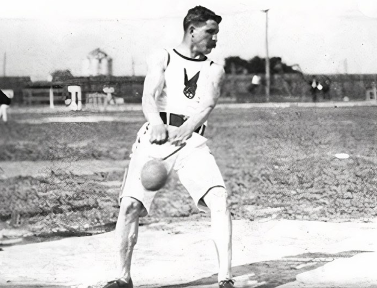 Étienne Desmarteau au lancer de poids aux Jeux olympiques de Saint-Louis en 1904