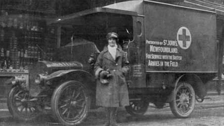 photo noir et blanc femme ambulancière