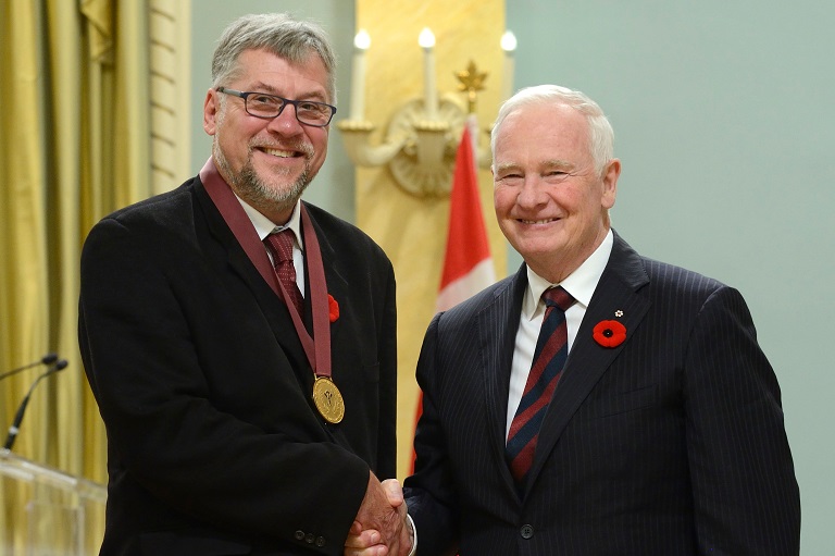 Mark Zuehlke acceptant son prix à Rideau Hall, Ottawa, 2014.