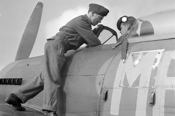 photo noir et blanc avion Typhoon