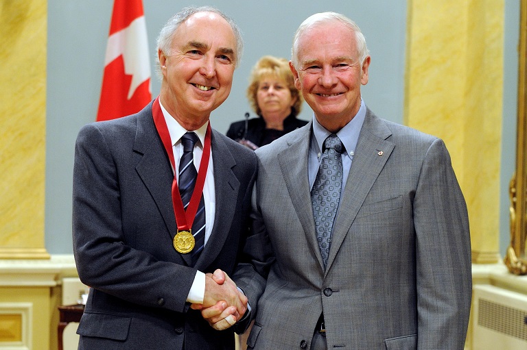 Daniel Conner acceptant son prix à Rideau Hall, 2010. 