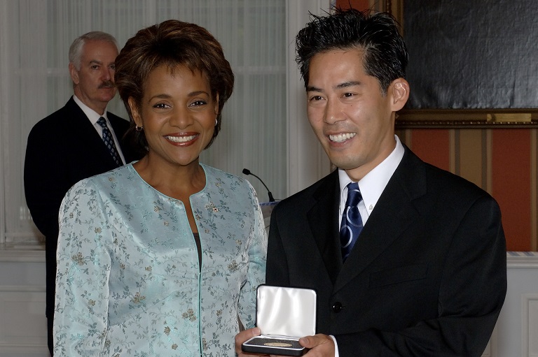 Greg Miyanaga acceptant son prix à Rideau Hall, Ottawa, 2006.