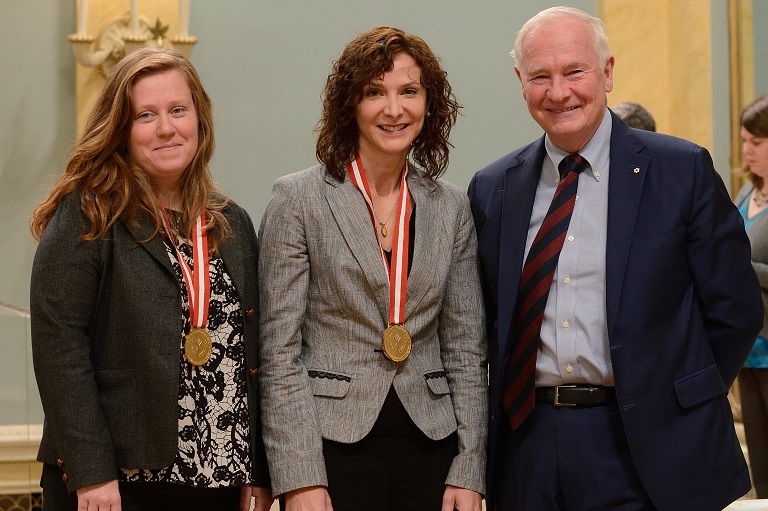 Romy Cooper et Graeme Cotton acceptant leur prix à Rideau Hall, 2013.