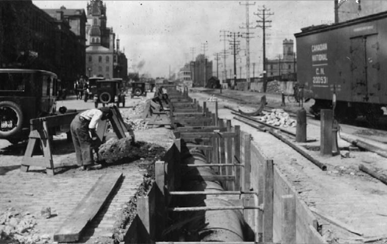 Pose d’un tuyau rue des Commissaires à Montréal en 1920