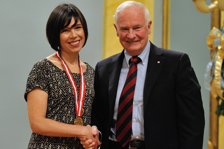 Janet Thompson acceptant son prix à Rideau Hall, 2012.