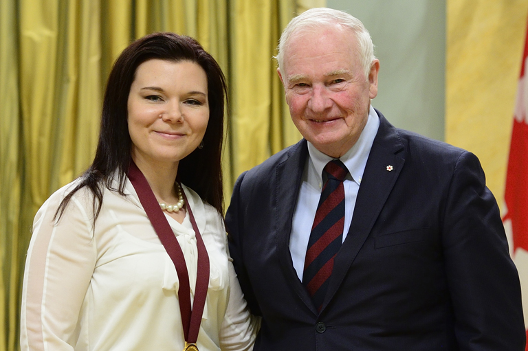 Holly Richard acceptant son prix à Rideau Hall, Ottawa, 2016.