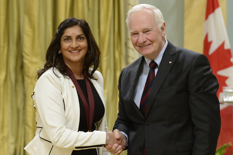 Sashi Shergill acceptant son prix à Rideau Hall, Ottawa, 2015.