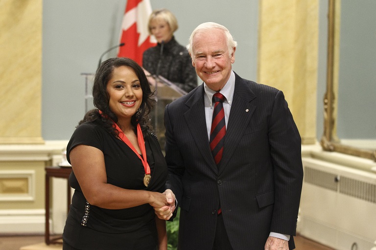 Shantelle Browning-Morgan acceptant son prix à Rideau Hall, 2011.